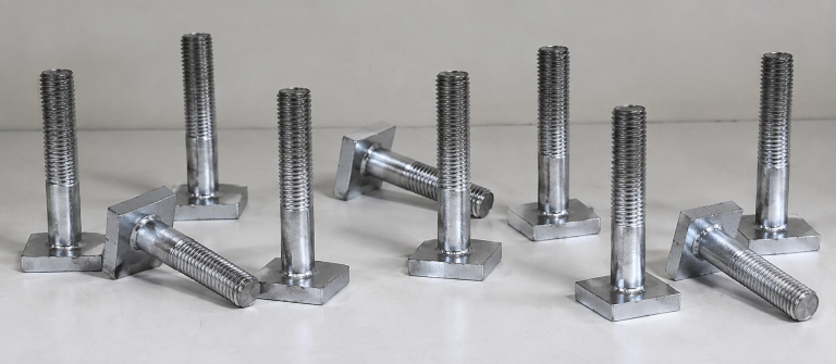 Fabricación de pernos de cabeza cuadrada para construcción